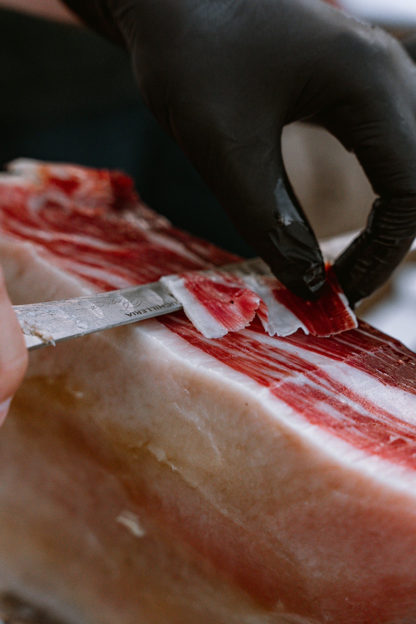 Jamón de bellota 100 % ibérico Pata Negra cortado a cuchillo, precinto negro