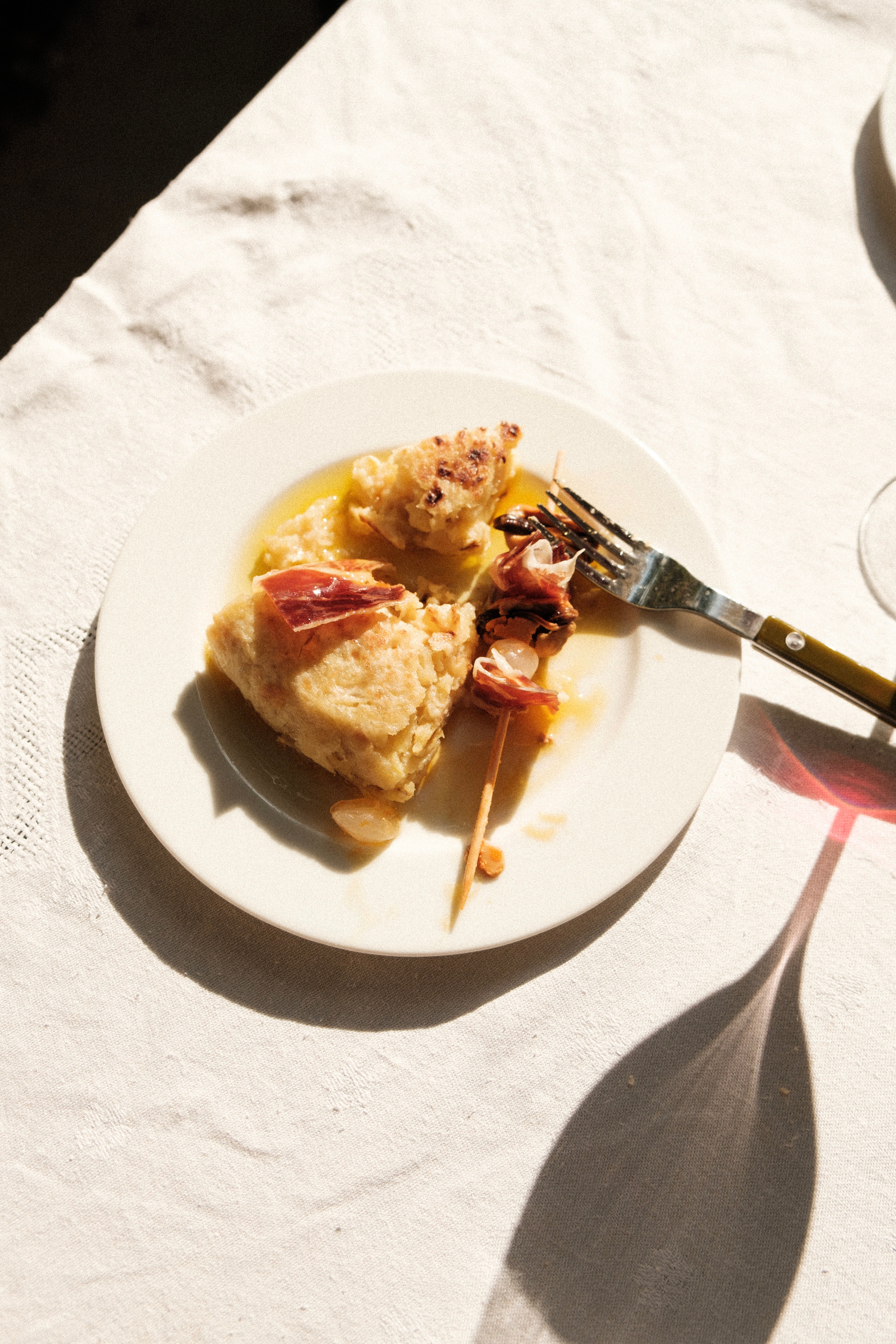 Un plat agrémenter de quelques tranches de paleta ou épaule de cebo de campo 50% ibérique de la marque LOLO