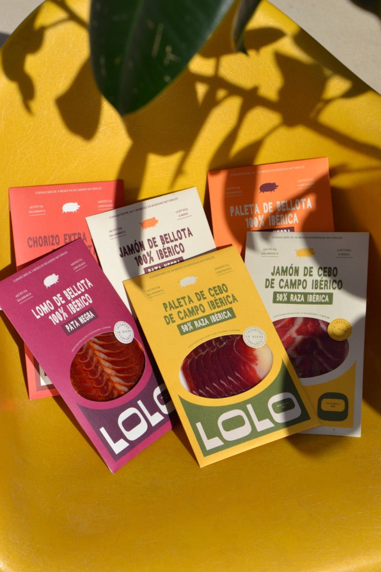 6 paquets côte a côte sur une chaise