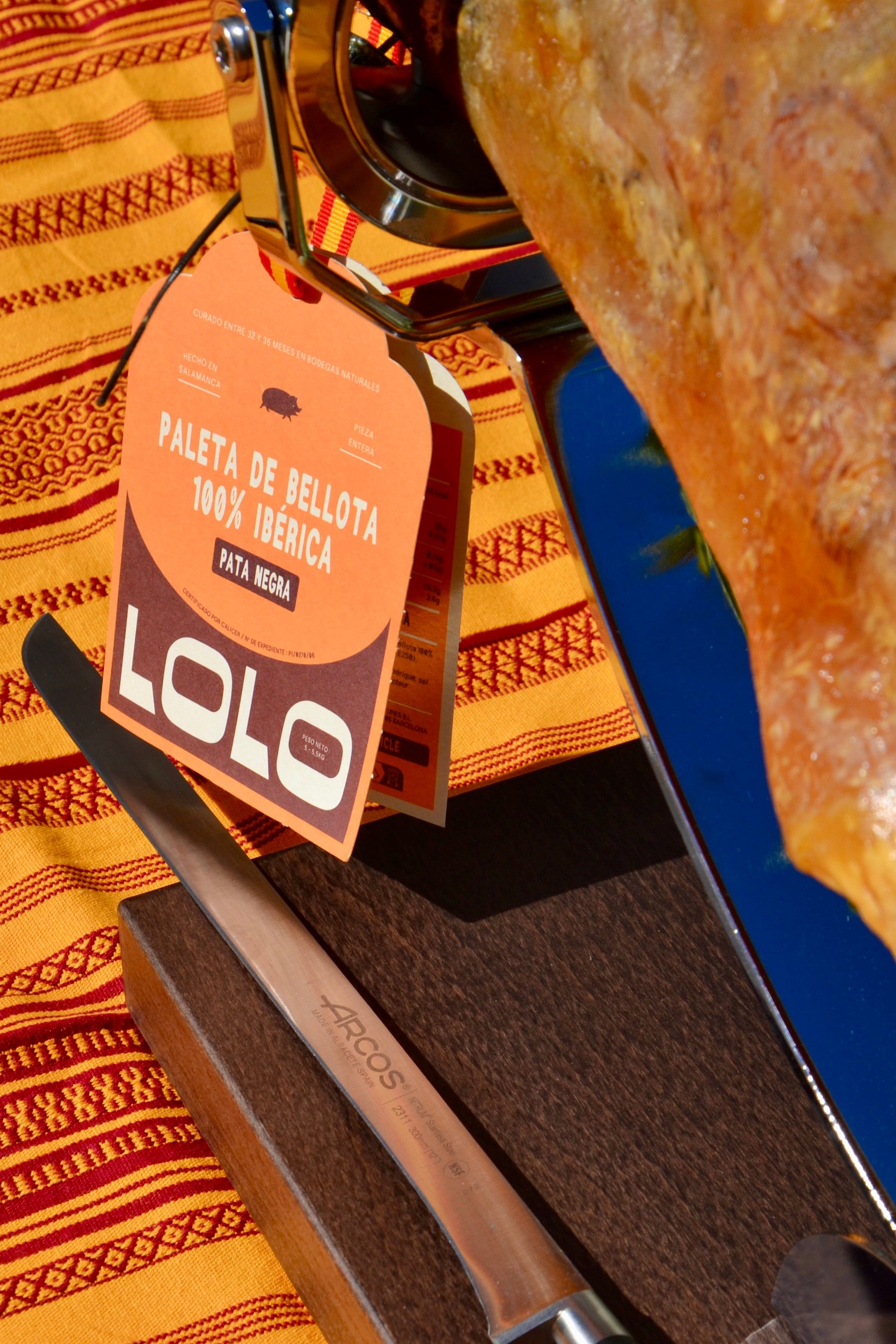 zoom sur le support et le couteau a jambon