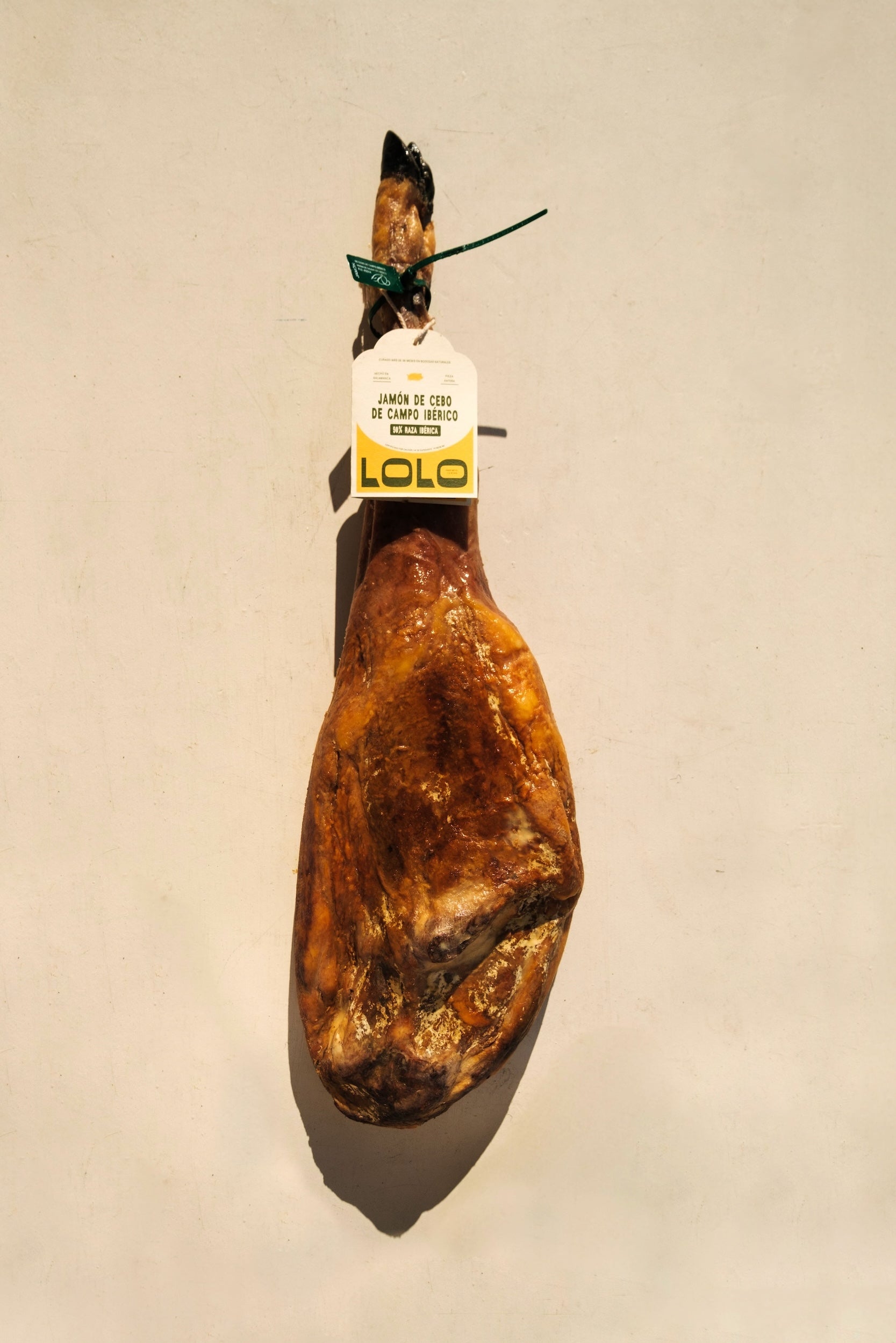 Un jamón de cebo de campo ibérico de la marque LOLO entier