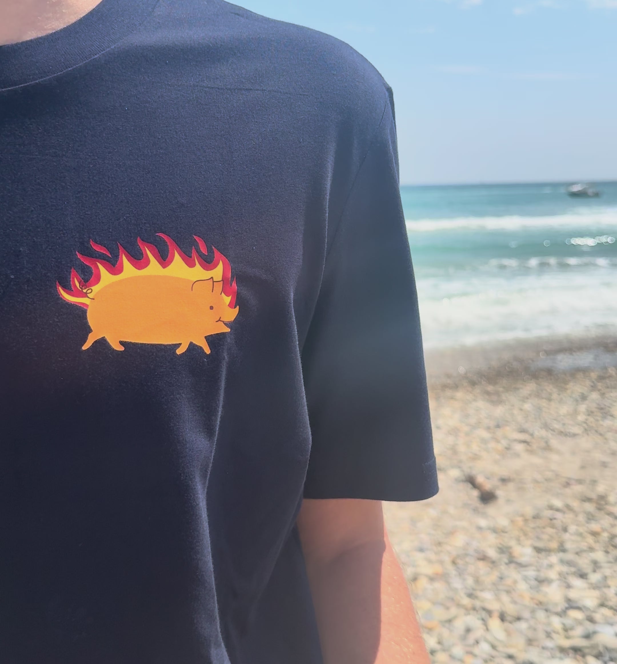 t shirt avec un cochon en feu sur le coeur