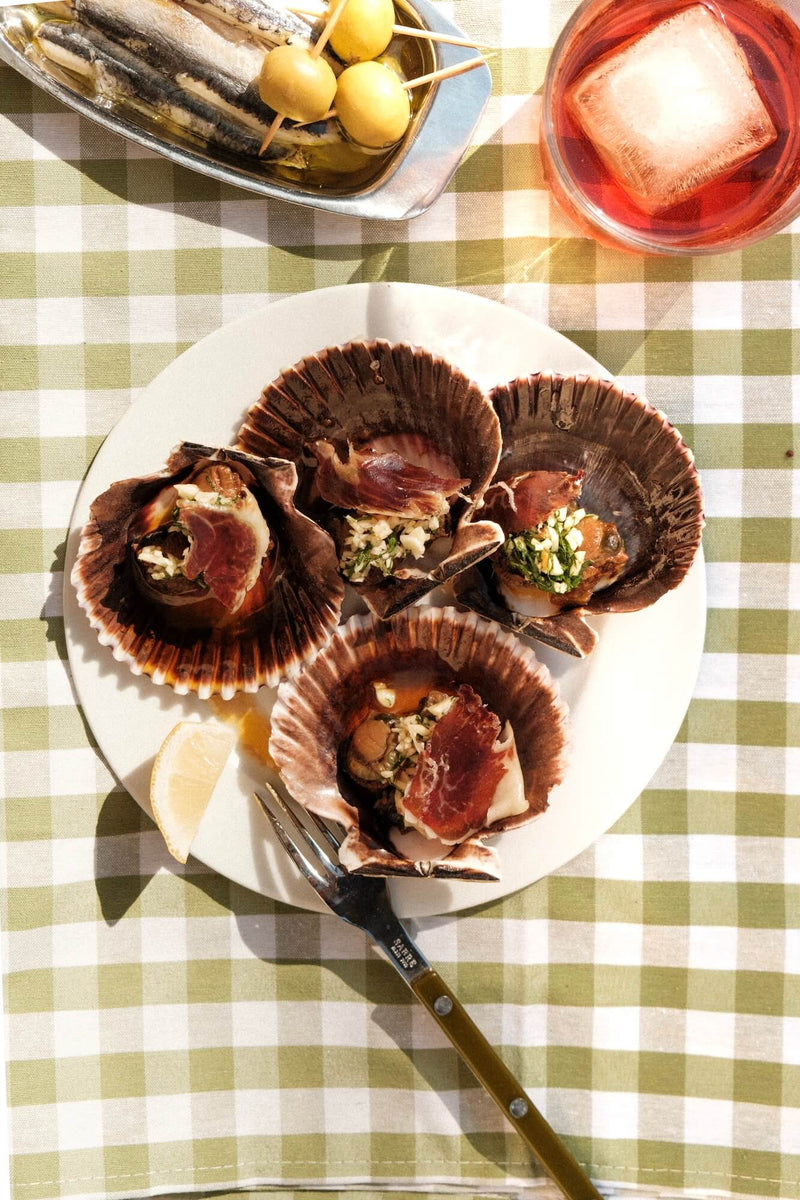 Zamburiñas al ajillo con jamón ibérico