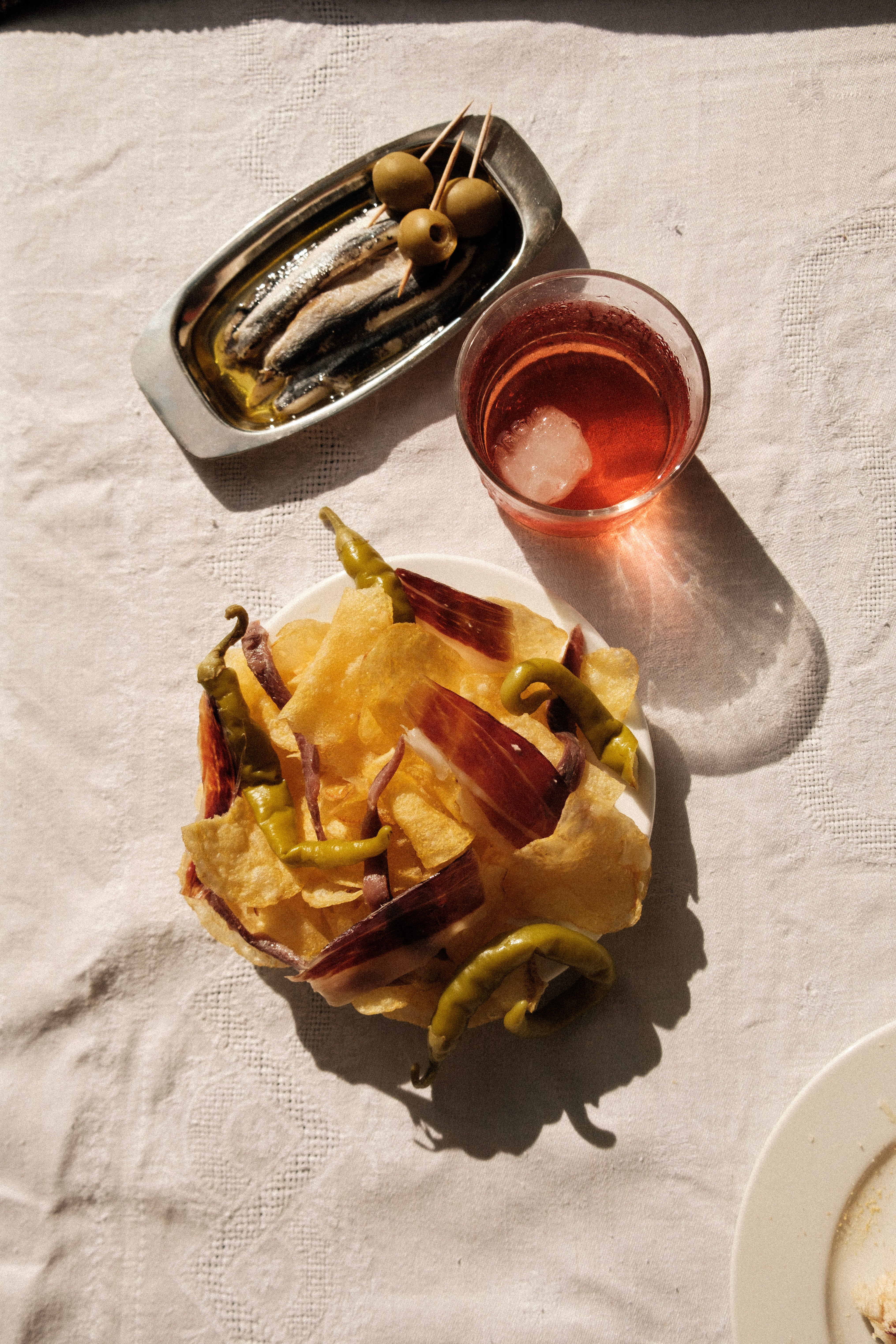 Une assiette de chips avec quelques tranches de jamón de bellota 100% ibérico de la marque LOLO