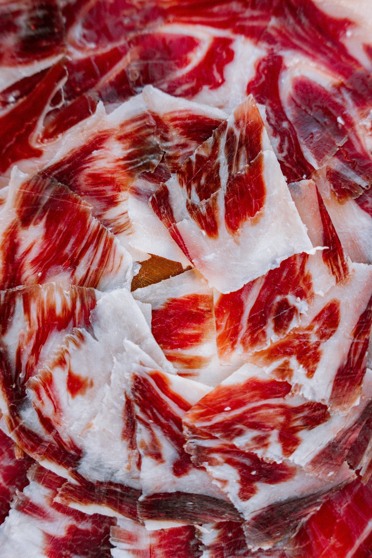 Tranches de jambon coupé au couteau sur une assiette