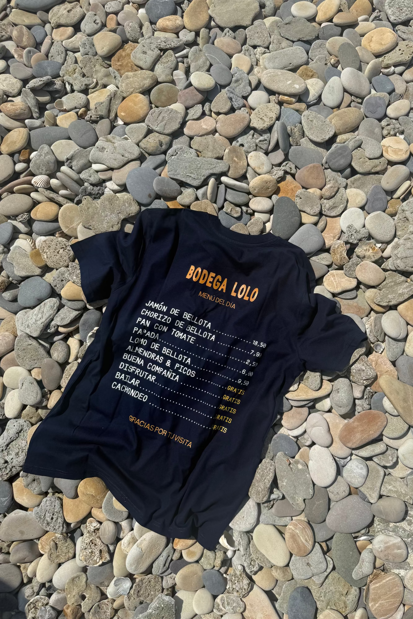 verso d'un tshirt avec des inscriptions type menu d'un bar